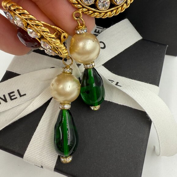 Chanel: gold metal, red and green gripoix, strass disc drop earrings 1984-1992 - Picture 6 of 7